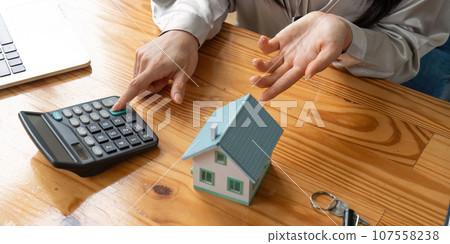 Real estate agent or bank officer describes the loan or mortgage interest to the customer with home purchase contract or on office loan and interest rate Real estate agent or bank officer describes the loan or mortgage interest to the customer with home purchase contract or on office loan and interest rate 107558238