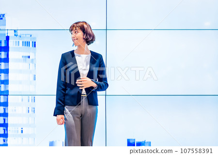 站在巨大顯示器前的商務人士 107558391