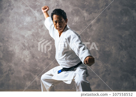 穿著道服的中年男性武術家 穿著道服的中年男性武術家 107558552