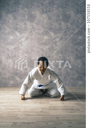 一名穿著道服跪在地上的中年男性武術家 一名穿著道服跪在地上的中年男性武術家 107558558