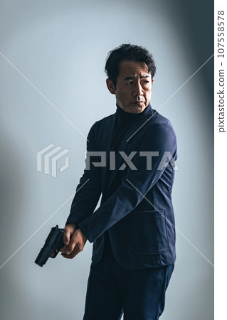 持槍的中年男子 107558578