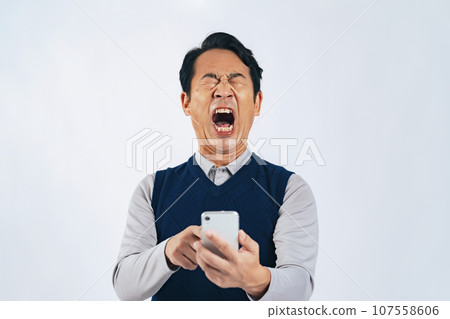 中年男子看著他的智慧型手機大喊 107558606