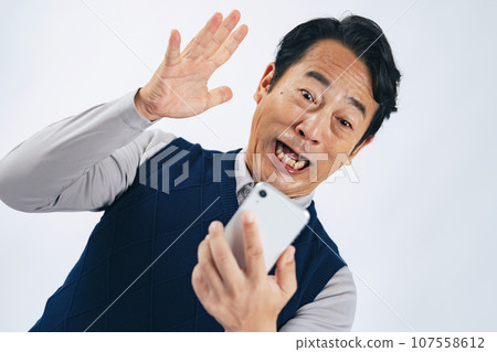 驚訝的中年男子看著他的智慧型手機 107558612