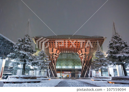 Kanazawa Station Tsuzumimon covered in snow and illuminated Kanazawa Station Tsuzumimon covered in snow and illuminated 107559094
