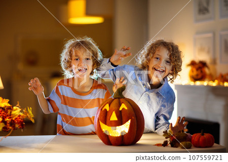 Family carving pumpkin for Halloween 107559721