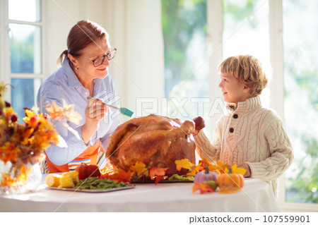 Family cooking Thanksgiving dinner Family cooking Thanksgiving dinner 107559901