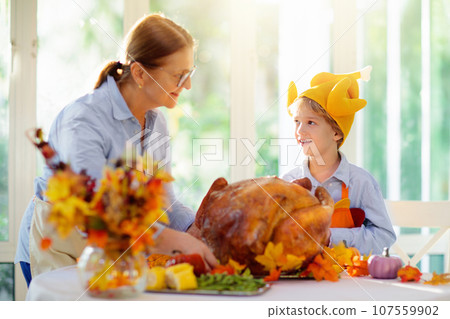 Family cooking Thanksgiving dinner Family cooking Thanksgiving dinner 107559902
