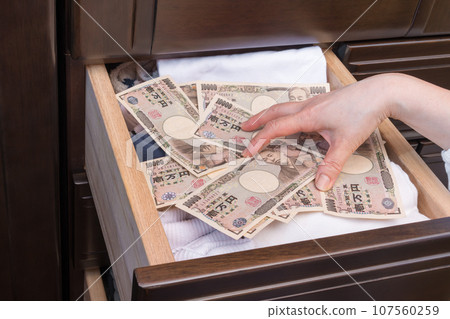 [家庭主婦在衣櫃抽屜裡藏了一張一萬日元的鈔票] 107560259