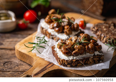 toast with cream cheese and mushroom 107560958