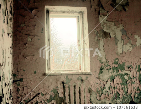 sad old abandoned dilapidated house. sad old abandoned dilapidated house. 107561638
