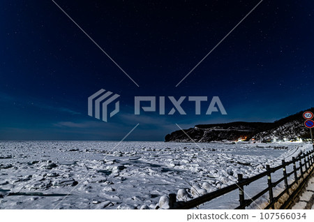 Drift ice field spreading across the Sea of Okhotsk at midnight Drift ice field spreading across the Sea of Okhotsk at midnight 107566034