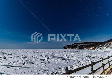Drift ice field spreading across the Sea of Okhotsk at midnight 107566038