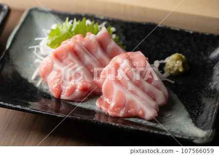 Blue fin fatty tuna sashimi Blue fin fatty tuna sashimi 107566059