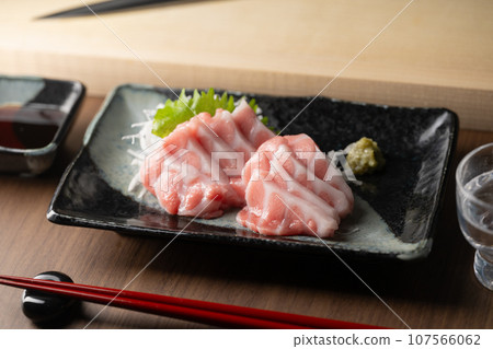 blue fin fatty tuna with japanese sushi knife 107566062