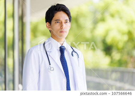 站在醫療機構走廊的年輕男醫生 107566646