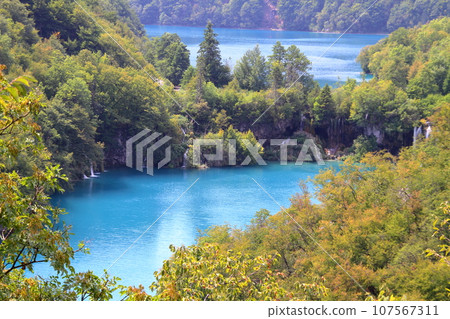 普利特維採湖群國家公園,克羅埃西亞的世界自然遺產,從下湖山上看到的湖水蔚藍 普利特維採湖群國家公園,克羅埃西亞的世界自然遺產,從下湖山上看到的湖水蔚藍 107567311