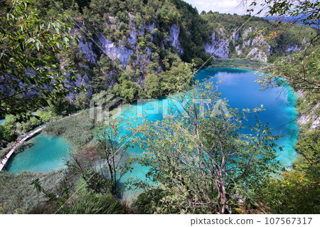 普利特維採湖群國家公園，克羅埃西亞的世界自然遺產，從下湖山上看到的湖水蔚藍 107567317