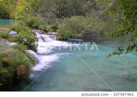 十六湖國家公園,克羅埃西亞的世界自然遺產,連接較低湖泊和明亮藍色海水的小瀑布 十六湖國家公園,克羅埃西亞的世界自然遺產,連接較低湖泊和明亮藍色海水的小瀑布 107567462