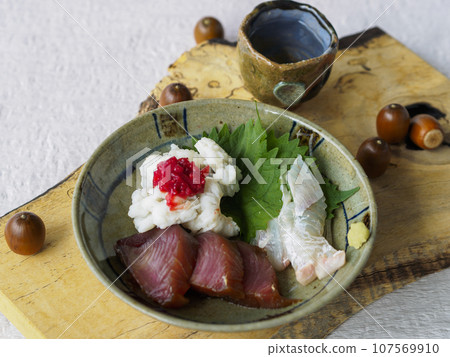 Sake and sashimi 107569910