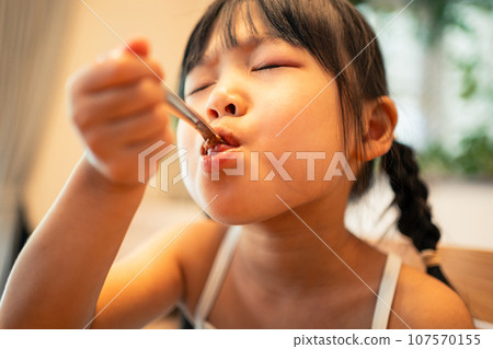 child, younger, girl 107570155