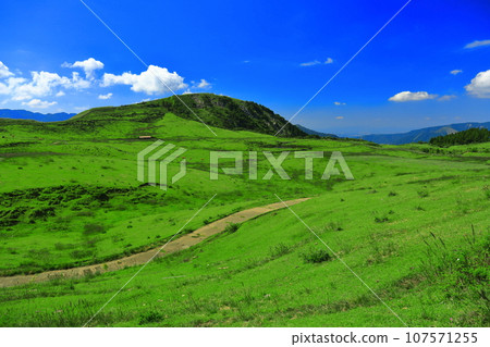 [熊本縣] 從南阿蘇全景線（阿蘇山）看到的牧場 107571255