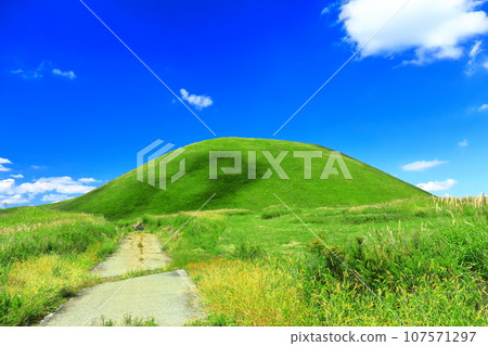 [Kumamoto Prefecture] Yonezuka and Yonezuka Plains (Mt. Aso) on a sunny day 107571297