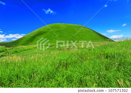 [熊本縣]晴天的米塚和米塚平原（阿蘇山） 107571302