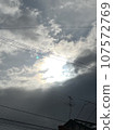 多雲的天空，太陽露出來 107572769