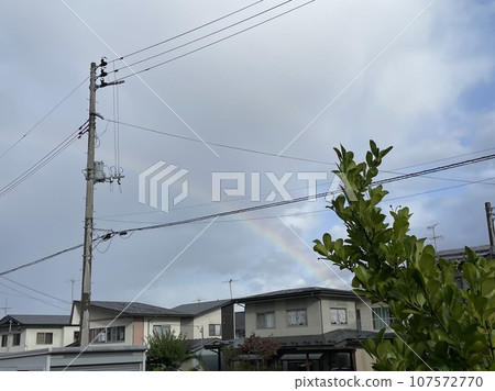 一般私人住宅上空的彩虹和天空 一般私人住宅上空的彩虹和天空 107572770