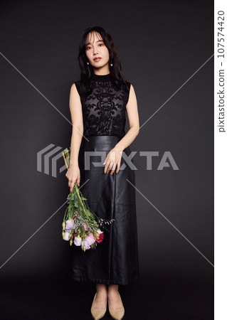 autumn clothes fashion portrait 107574420