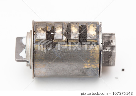 鎖芯內的污垢和垃圾特寫 107575148