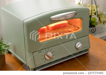 Bake bread at the toaster 107575495