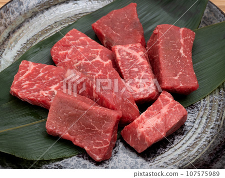 Cut steak of Kuroge Wagyu beef 107575989