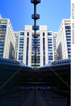 Shinkansen reflected in the show window 107576129