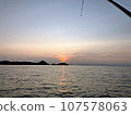Enjoy sea fishing with the sunrise 107578063