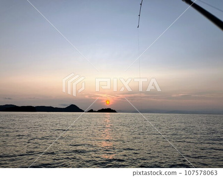 享受海上釣魚與日出 享受海上釣魚與日出 107578063
