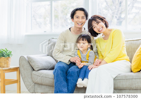 友善的父母和孩子坐在沙發上 友善的父母和孩子坐在沙發上 107578300