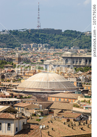 Dome of the Pantheon between the roofs of Rome 107579166
