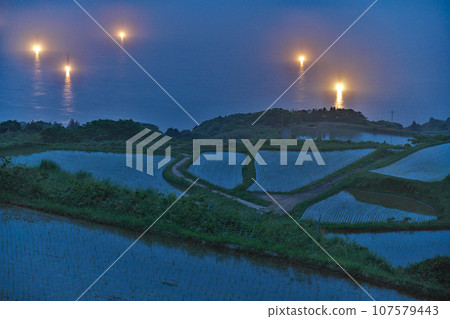 【從戶畠梯田看到的魚火】山口縣長門市湯屋畠 【從戶畠梯田看到的魚火】山口縣長門市湯屋畠 107579443