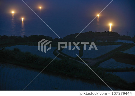 [Fish fires seen from Togohata rice terraces] Yuyagohata, Nagato City, Yamaguchi Prefecture 107579444