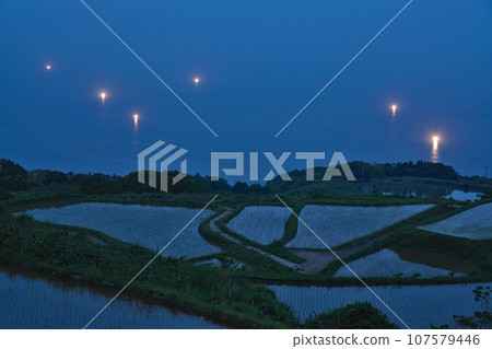 【從戶畠梯田看到的魚火】山口縣長門市湯屋畠 【從戶畠梯田看到的魚火】山口縣長門市湯屋畠 107579446