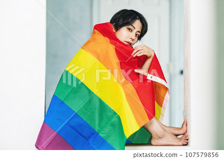 戴著彩虹旗的女人 107579856