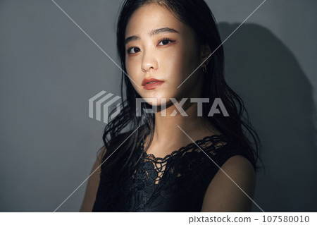 Beauty / Beauty Image of Young Women Beauty / Beauty Image of Young Women 107580010