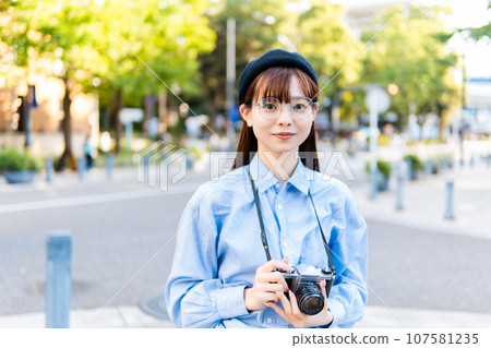 拿著相機的女人/相機女孩/女人的旅行 107581235