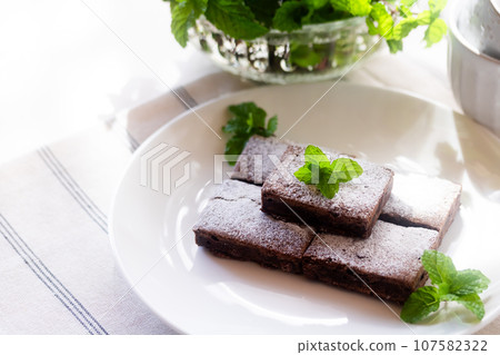 Brownie (chocolate cake) and mint 107582322