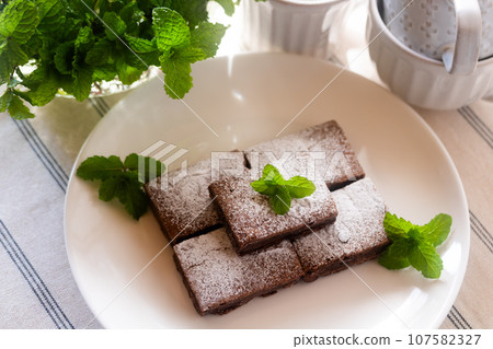 Brownie (chocolate cake) and mint 107582327