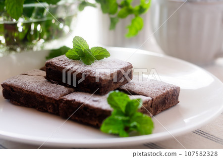 Brownie (chocolate cake) and mint 107582328