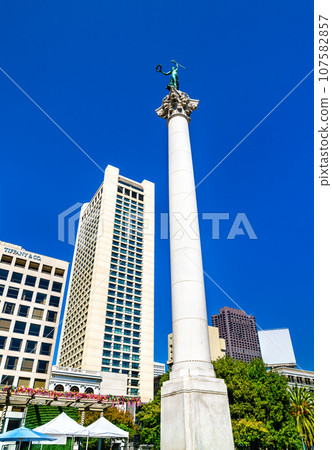 Dewey Monument, a victory column on Union Square in San Francisco - California, United States 107582857