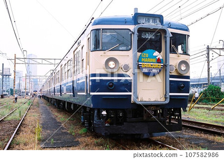 停泊在車輛段的115系列訓練車（貼有伊豆海洋新宿車頭標誌） 107582986