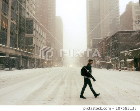 Businessman walking on the snow, New York, Manhattan, NY 107583135